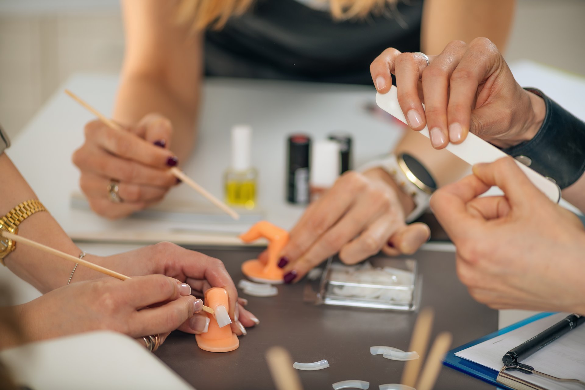 Capacitación para técnica de uñas (manicurista) trabajando con materiales y organizando su mesa